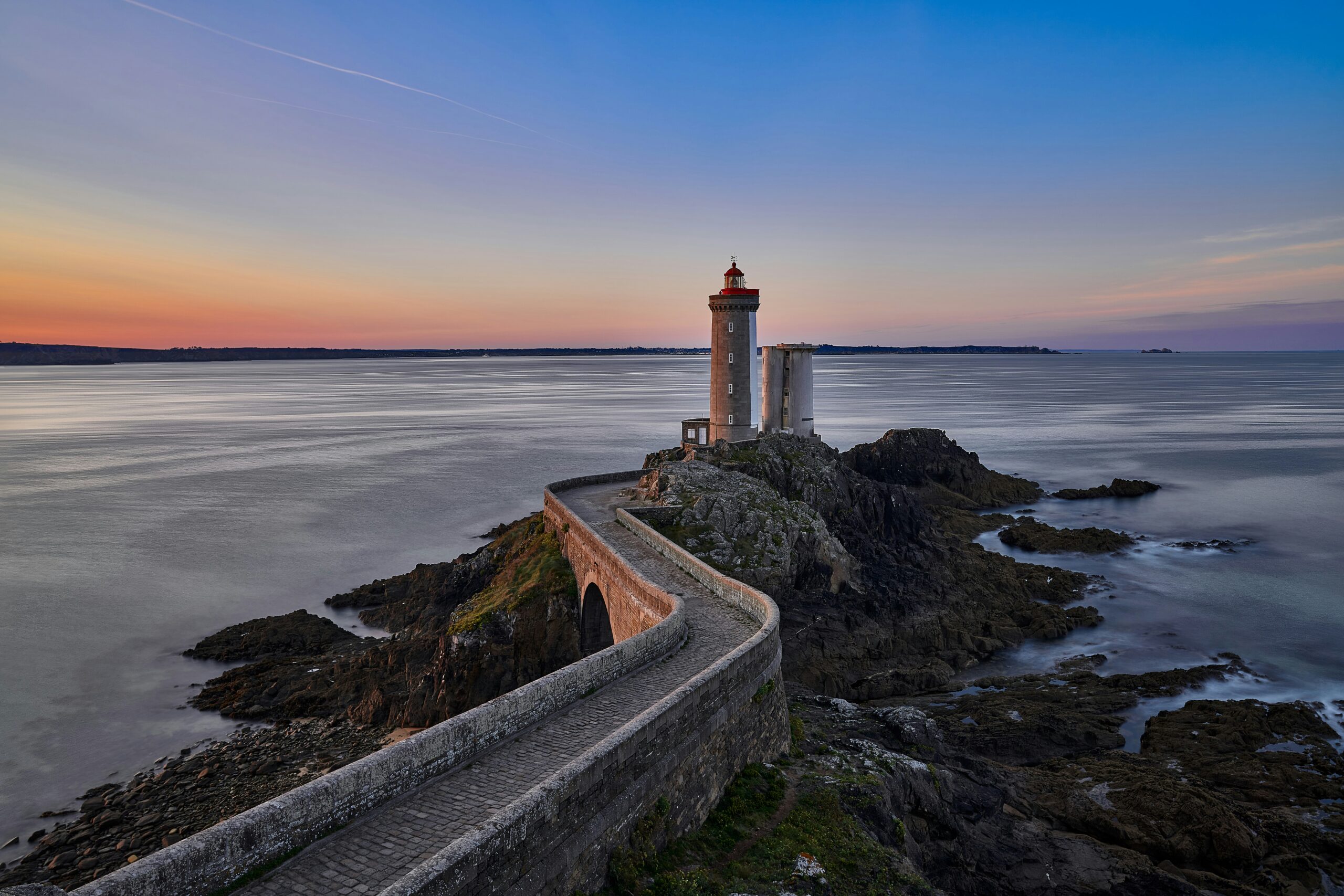 Bretaña en coche con niños Foto de Roberto Gualini en Unsplash Faro Bretaña
