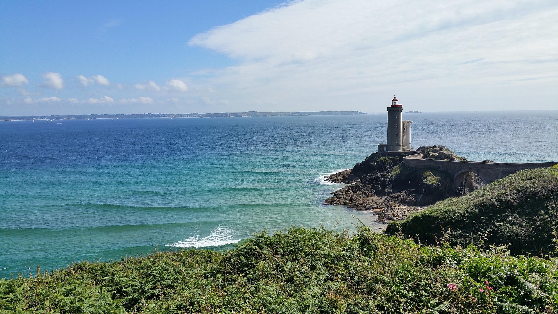 Bretaña en coche con niños Imagen de TashaBzH en Pixabay Foto Brest faro Francia